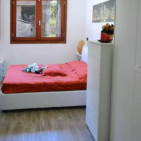 Sleeps 3 Apartman Ispra